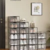SONGMICS Cajas para Zapatos, Organizador de Zapatos de Plástico, con Puerta, Transparente, Juego de 18, Apilable, 33,2 x 23 x 14,5 cm, para Zapatos hasta 43, Transparente y Negro Tinta/Transparente y Blanco Nube